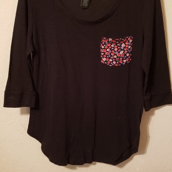 ✨3/10 Black Rue 21 Top with Floral Print Pocket - Picture 5 of 5